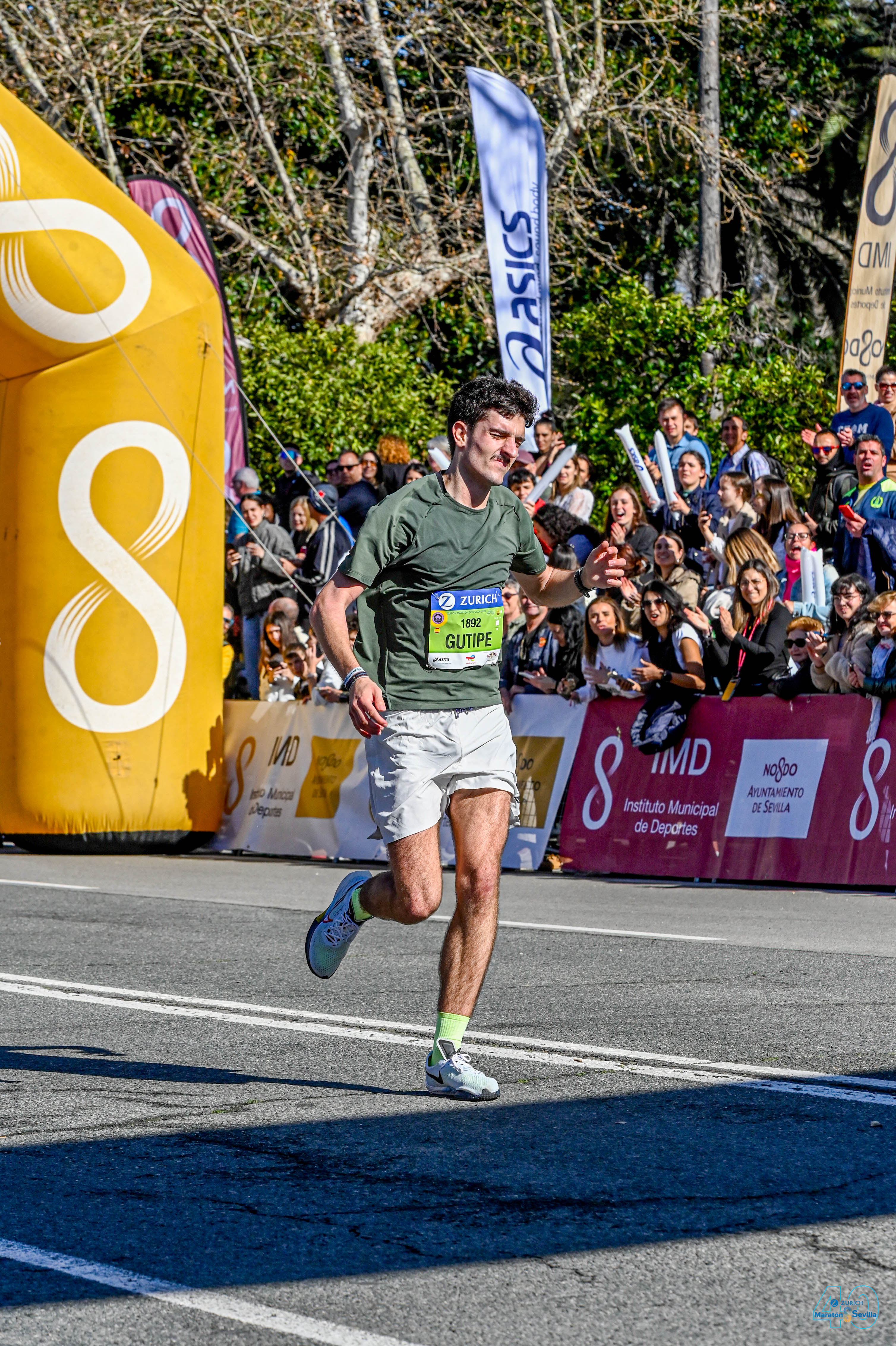 Alberto running the Seville Marathon, surrounded by spectators